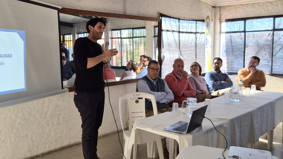 Magnone junto a autoridades explica obras en Tala