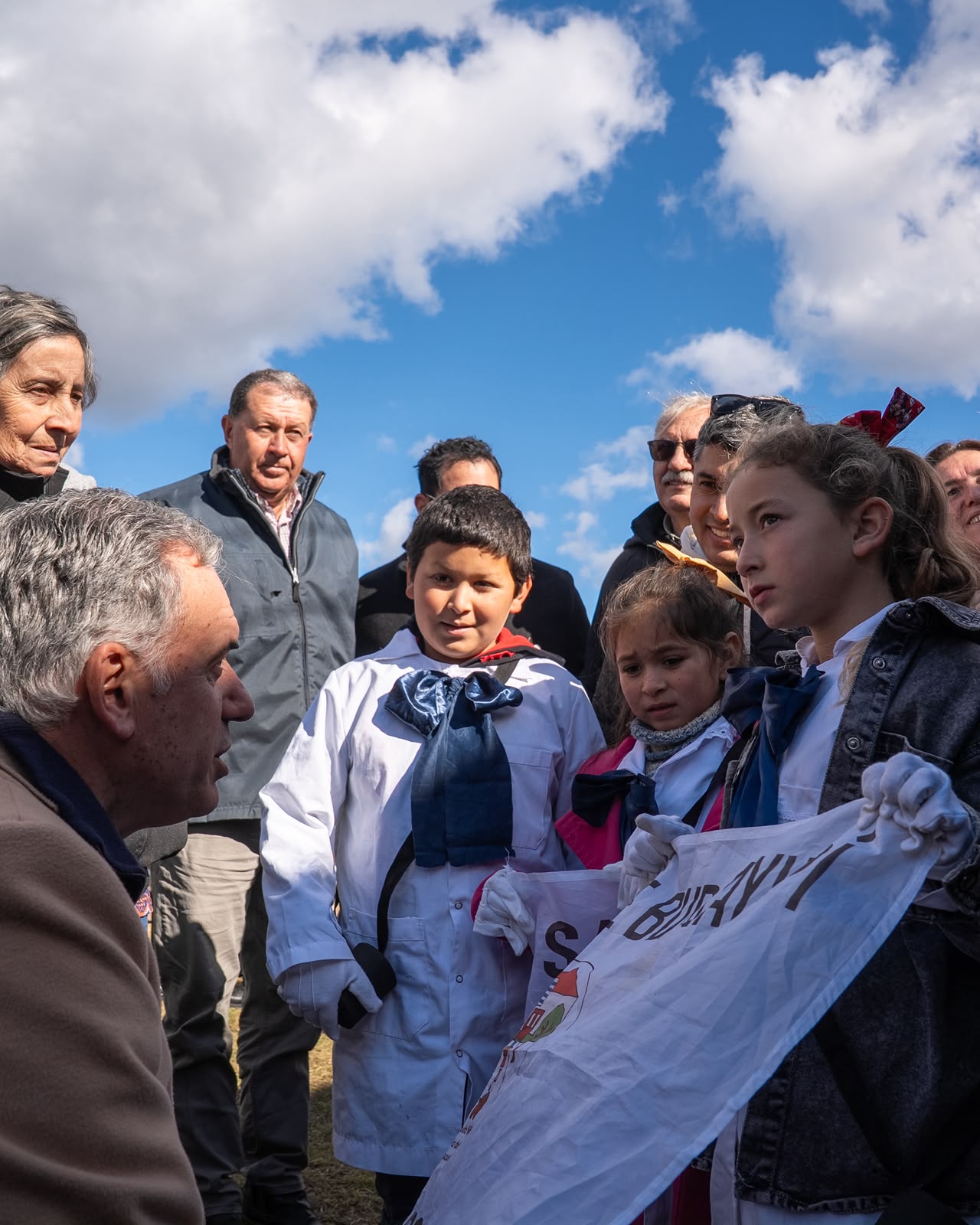 Presidente Orsi con alumnos de la escuela rural n.° 31 "Sauce del Burucayupí"