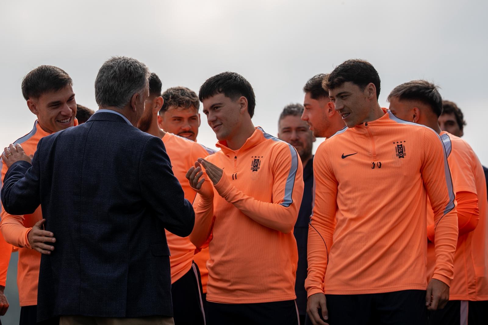 Orsi con jugadores de la selección uruguaya de fútbol