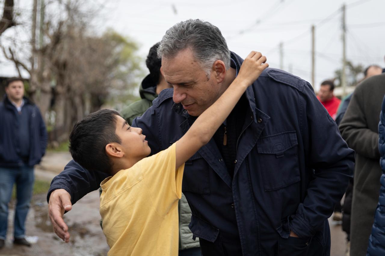 Orsi saluda a niño