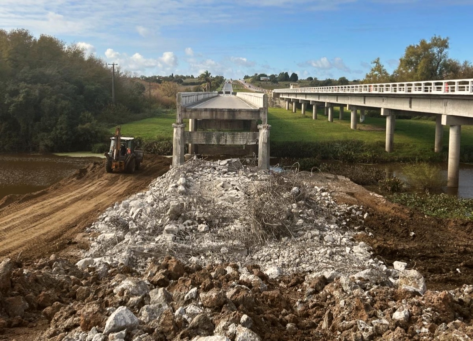 Obras sobre el puente del arroyo Cufré
