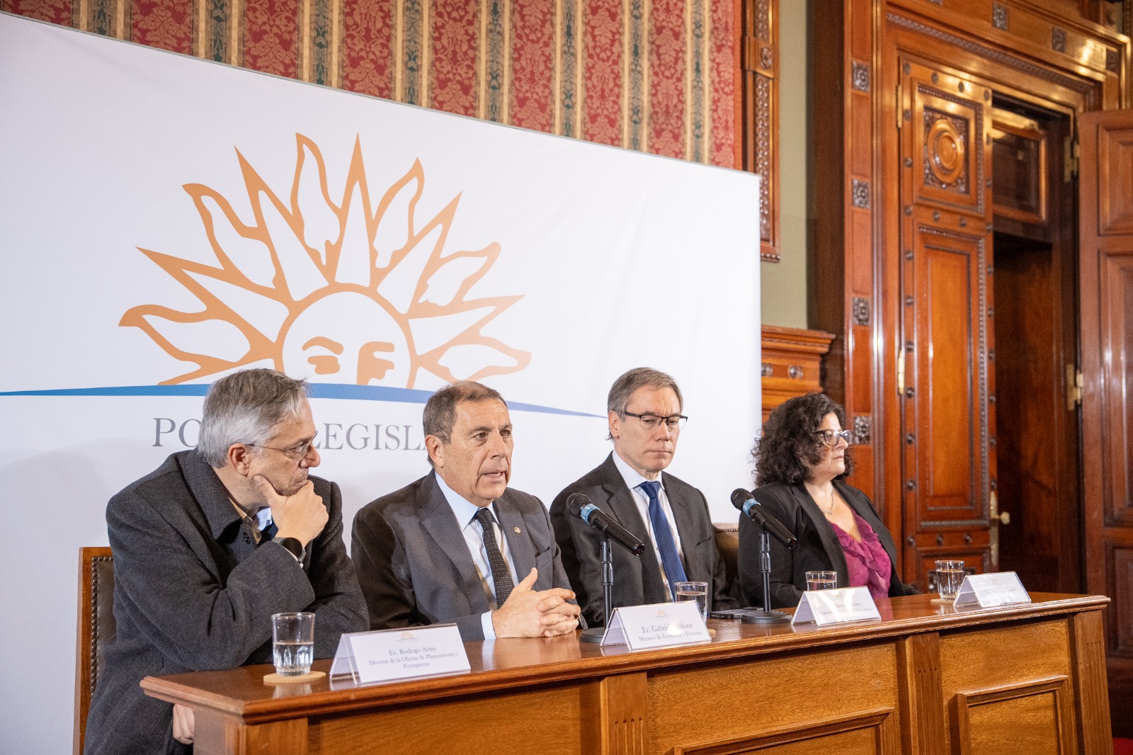 Autoridades en conferencia de prensa