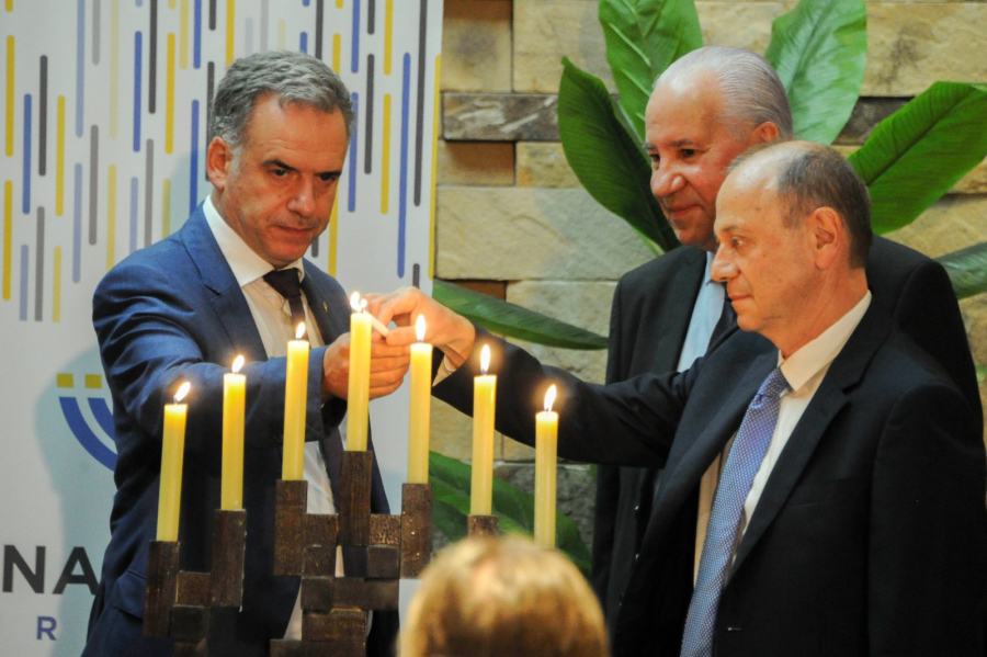 Orsi, Long y Tocar encendiendo vela