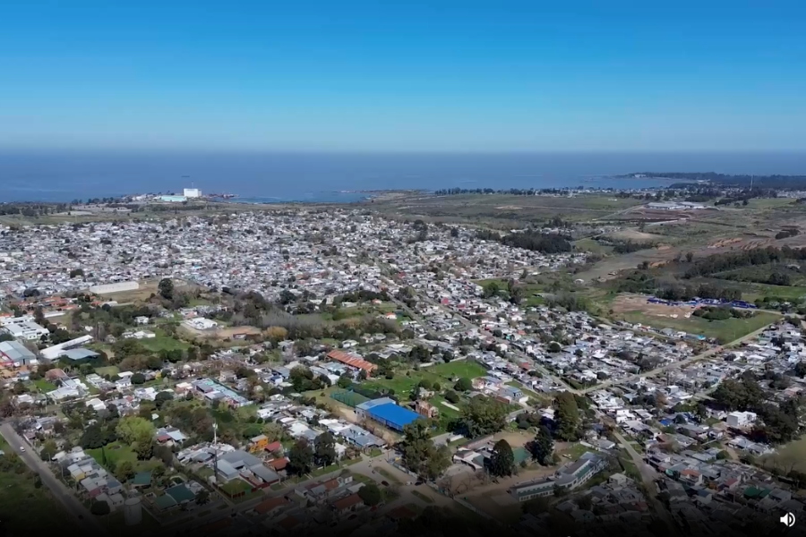 Zona costera de Montevideo vista desde arriba. En el horizonte, el Río de la Plata