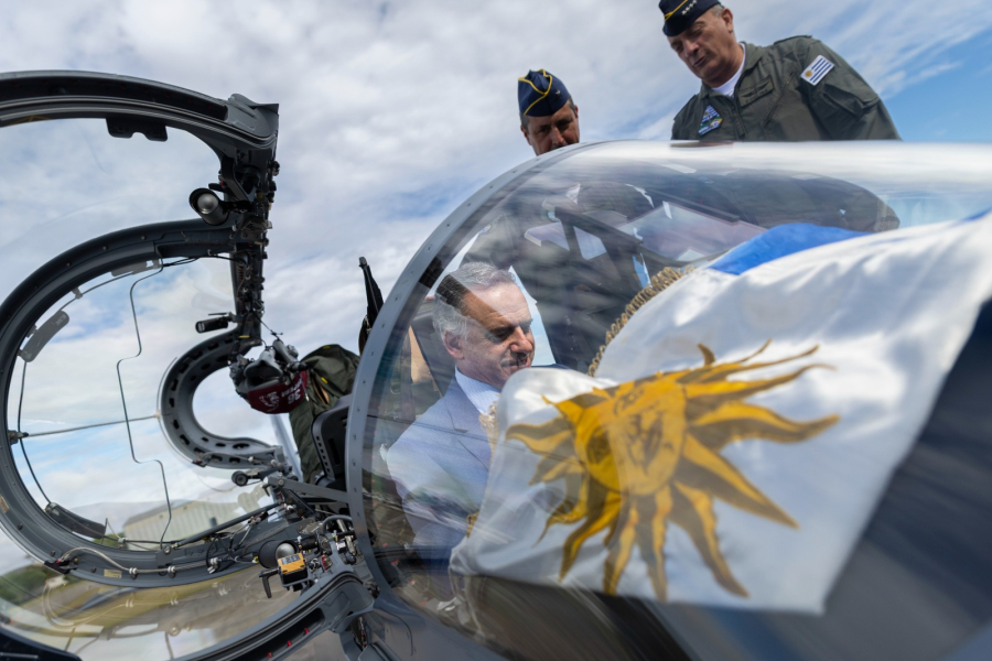 Presidente Yamandú Orsi sentado en la cabina de una aeronave Super Tucano de la Fuerza Aérea Uruguaya