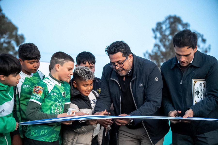 Sánchez con niños en corte de cinta