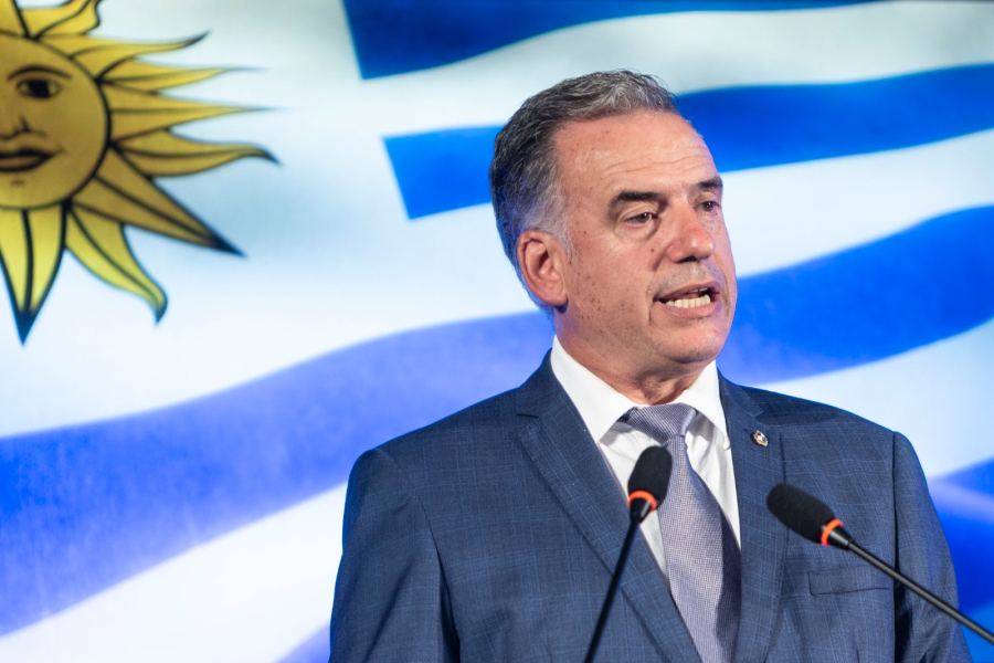 Presidente Orsi habla con la bandera de Uruguay atrás