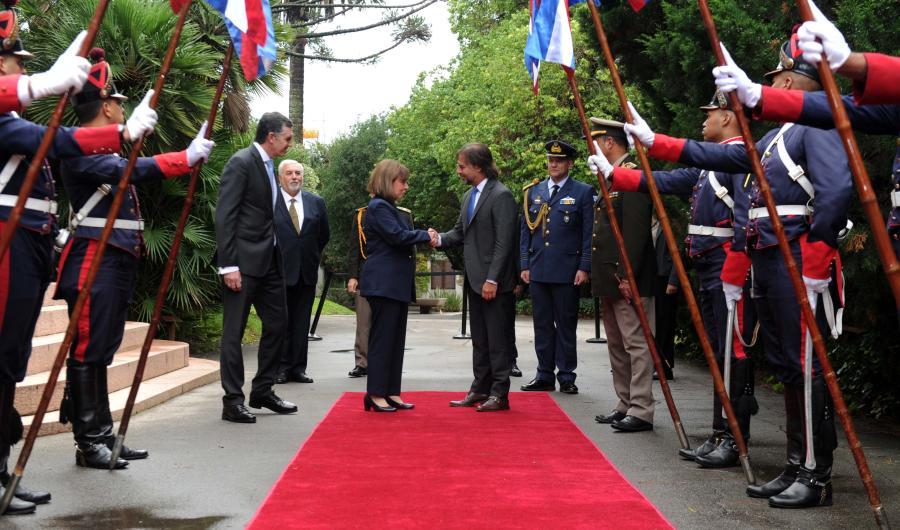Presidente Luis Lacalle Pou recibe a su par griega Katerina Sakellaropoulou en la residencia presidencial de Suárez y Re