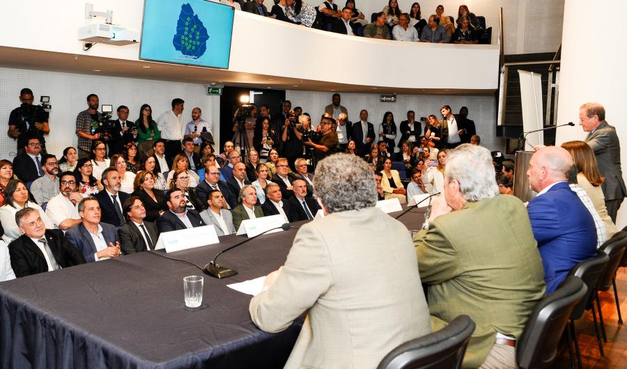 Lacalle Pou con autoridades