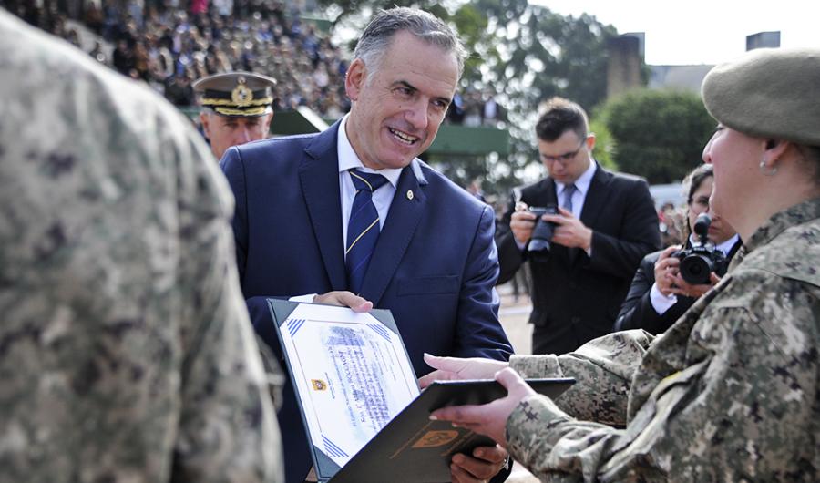 Presidente Orsi entrega reconocimiento a integrante del Ejército