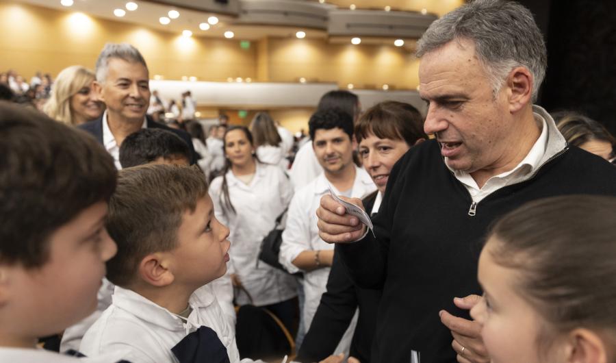 Presidente Orsi y escolares que visitan el Ballet del Sodre