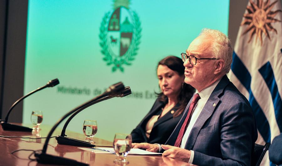 Canciller Mario Lubetkin hace uso de la palabra, y la subsecretaria de Relaciones Exteriores, Valeria Csukasi, se ve en