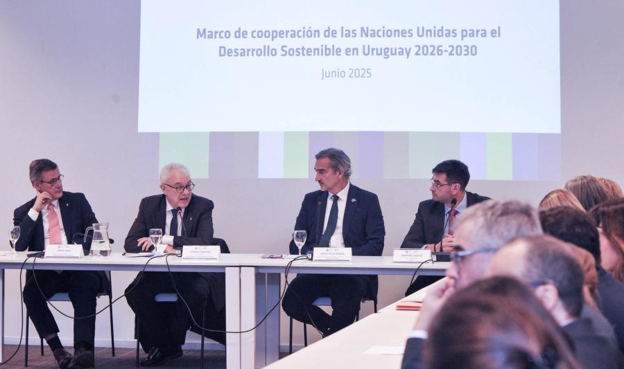 Autoridades en mesa de conferencia