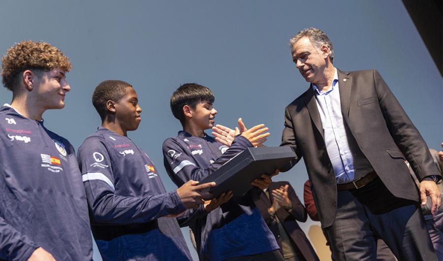 El presidente Orsi entrega el pabellón nacional a integrantes de Pelota al Medio universitario