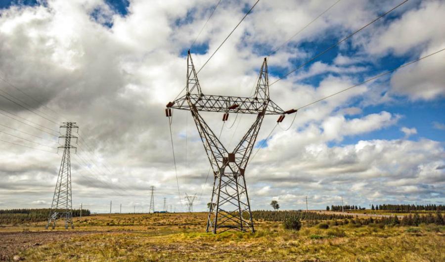 Torres con cables de alta tensión en zona rural