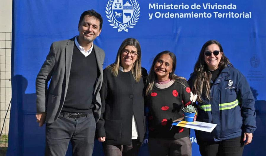 Autoridades de Vivienda y Ordenamiento Territorial junto a una beneficiaria