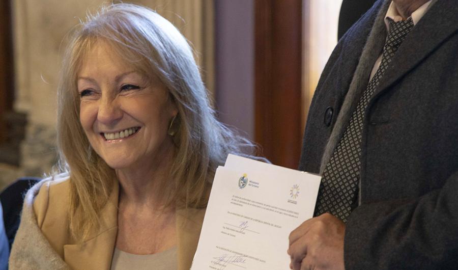 Presidenta en ejercicio, Carolina Cosse, con el texto del acuerdo.