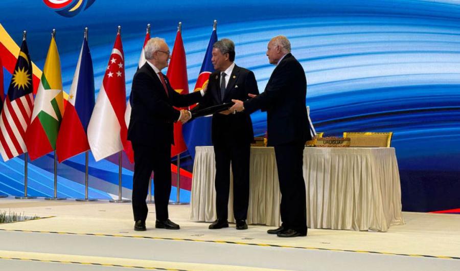 Canciller Mario Lubetkin saluda a integrantes de Asean