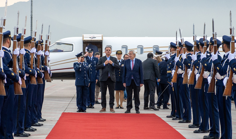 Presidente Yamandú Orsi recibe honores en aeropuerto de Santiago de Chile