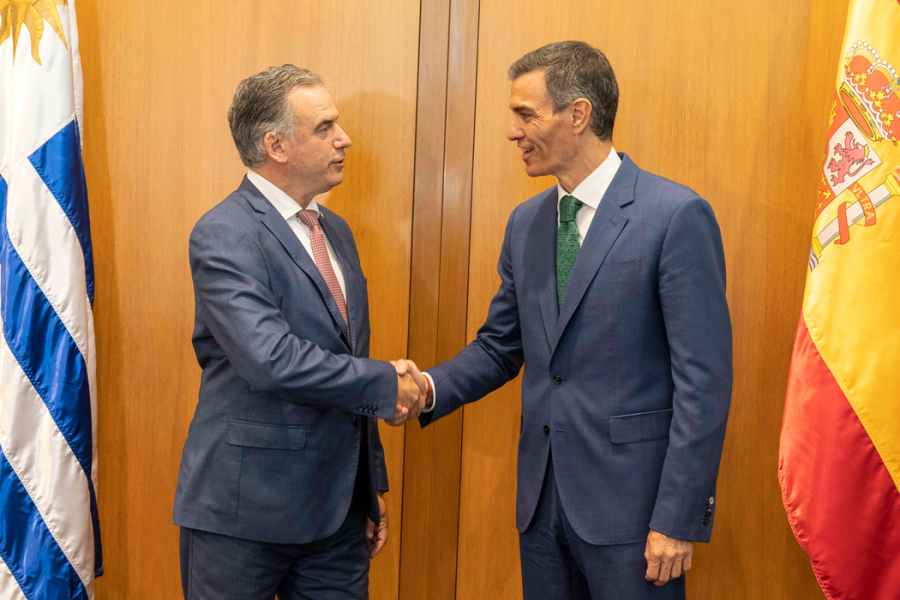 Yamandú Orsi y Pedro Sánchez se dan la mano