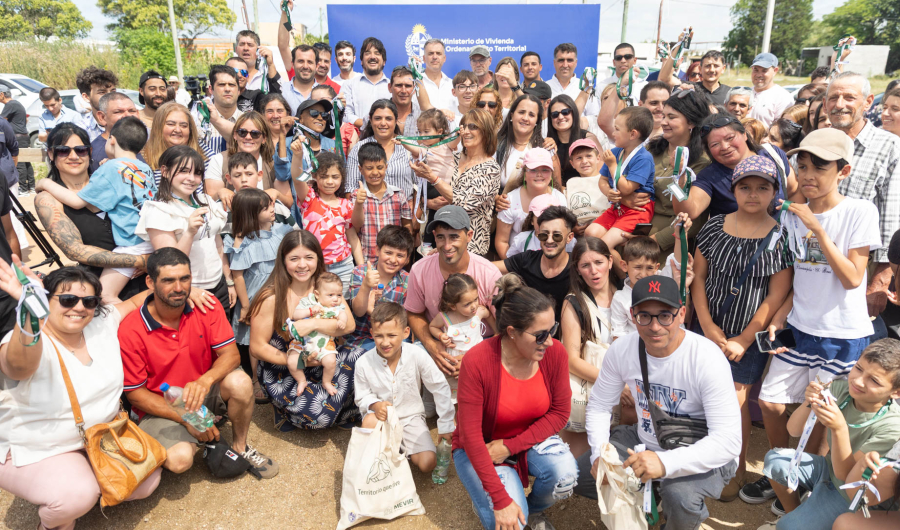 Orsi con beneficiarios de viviendas