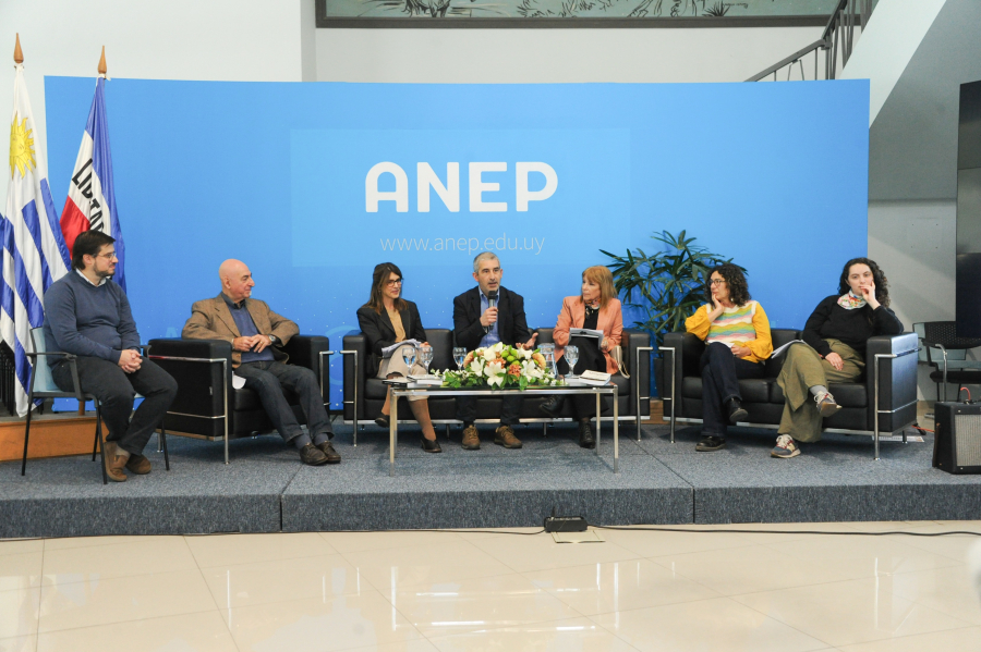 Oratoria de autoridades de la ANEP durante la presentación de la Comisión de Convivencia y Participación