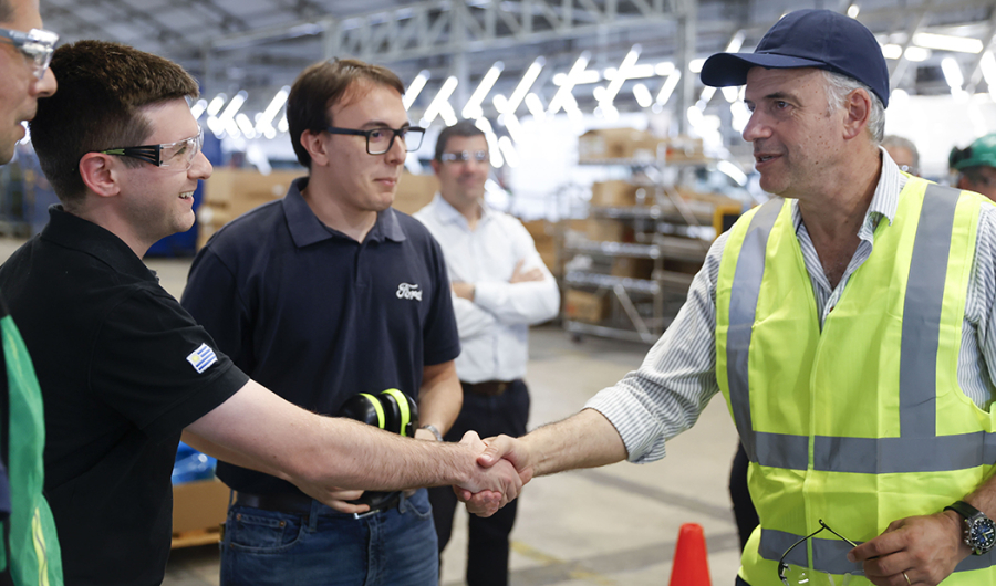 Presidente Orsi junto a trabajadores de Nordex