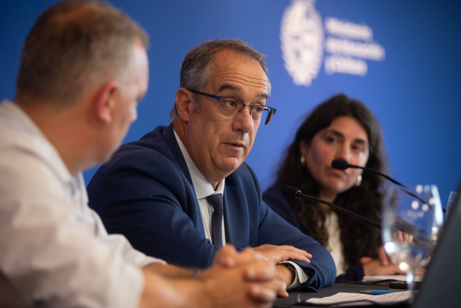 Ministro de Educación, José Carlos Mahía, habla en conferencia de prensa. A su lado, el director nacional de Educación,