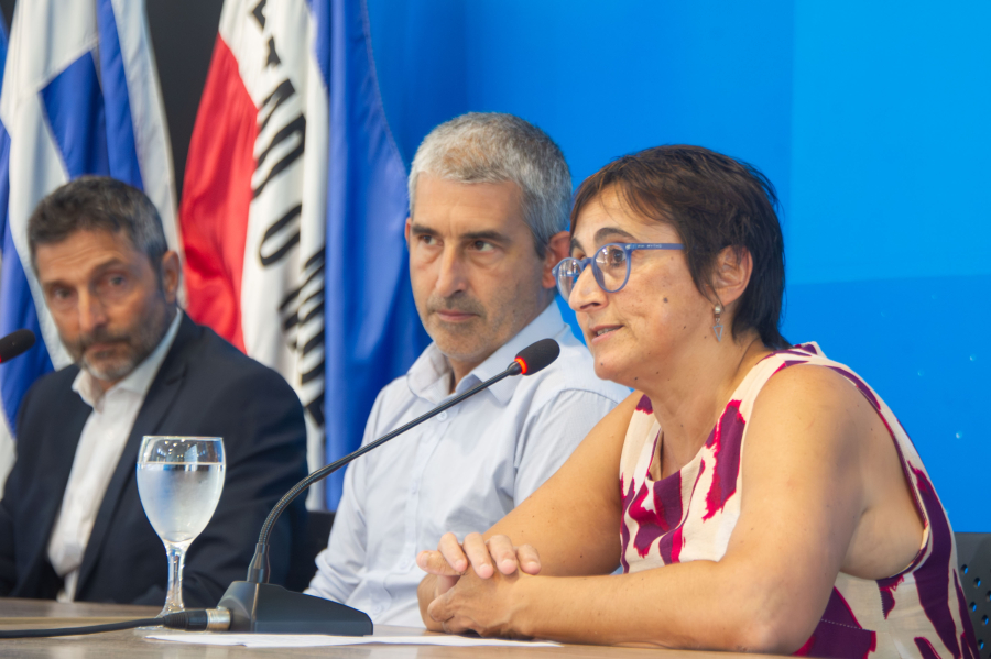 Autoridades en la firma del convenio