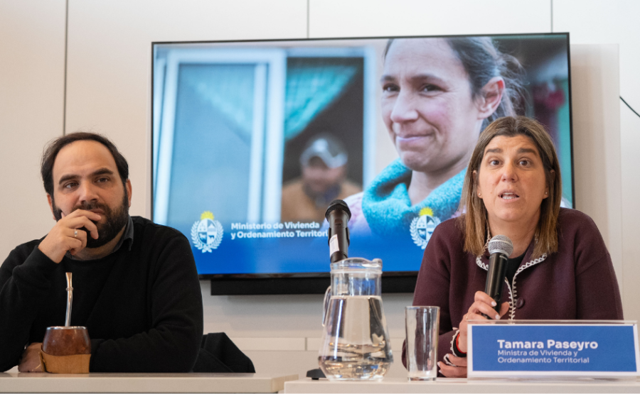 Ministra de Vivienda, Tamara Paseyro, habla en conferencia. A su lado, la escucha le ministro de Desarrollo Social, Gonz