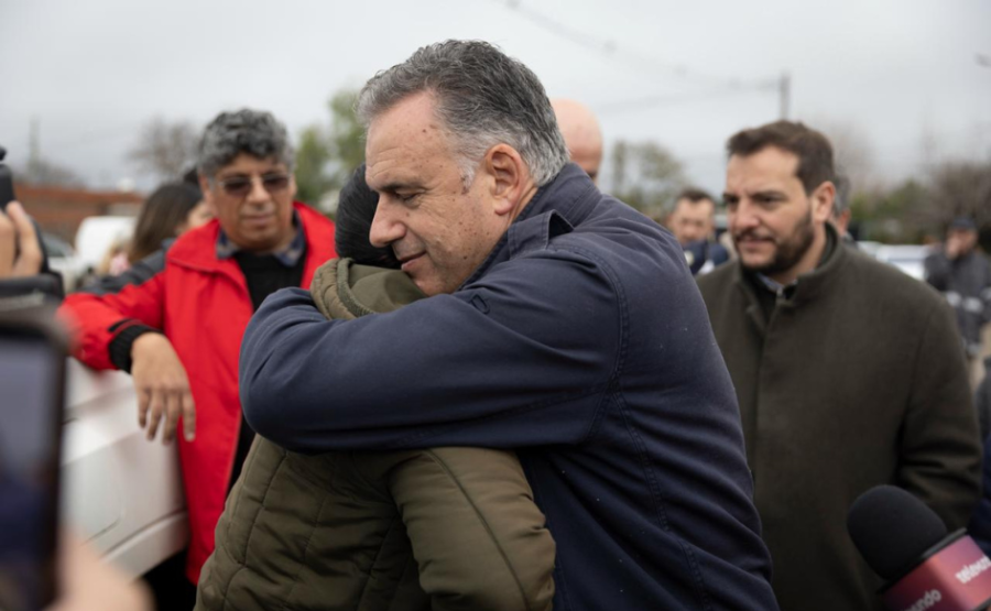Presidente Yamandú Orsi abraza a un vecino en Salto, durante una recorrida por las zonas afectadas por el temporal del 1