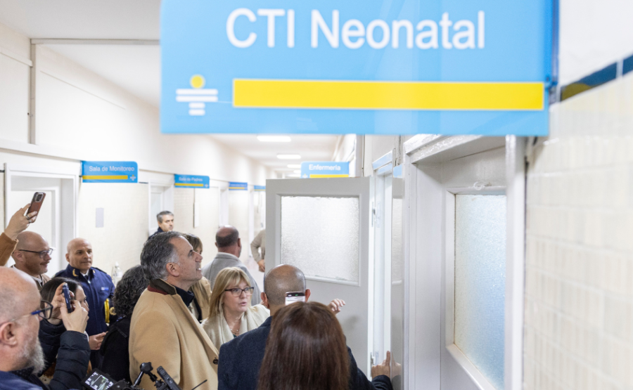 Presidente Yamandú Orsi recorre el CTI neonatal del Hospital de Rivera, junto a la ministra de Salud Pública, Cristina L