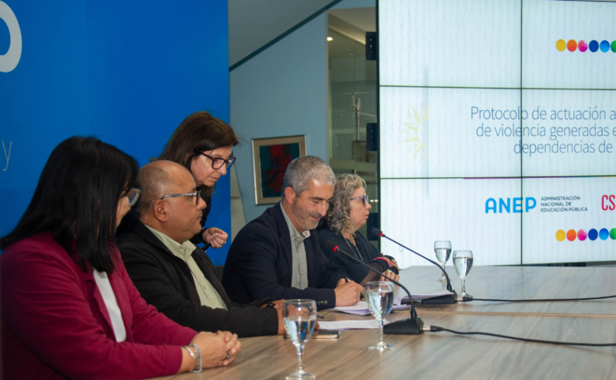 Presidente de ANEP, Pablo Caggiani, firma protocolo de actuación ante situaciones de violencia en centros educativos. A 