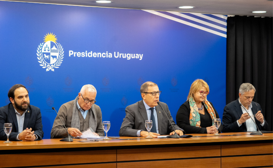 Ministro de Economía, Gabriel Oddone, habla en conferencia de prensa en Torre Ejecutiva. A su lado, los ministros de Des