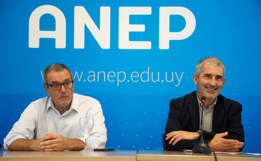 Presidente de Inisa, Jaime Saavedra, sentado al lado del presidente de ANEP, Pablo Caggiani. De fondo, un banner con la 