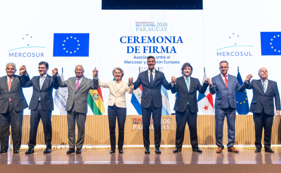 Presidentes del Mercosur y autoridades de la Unión Europea se toman su mano y alzan los brazos tras la firma del acuerdo