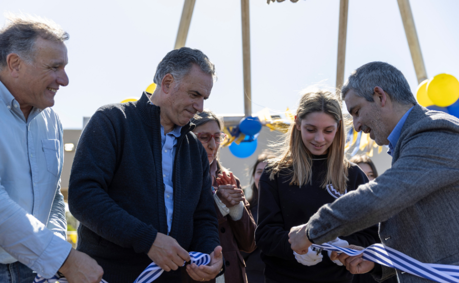 Presidente Orsi, sostiene la cinta de inauguración de la ampliación del liceo de La Coronilla, mientras el presidente de