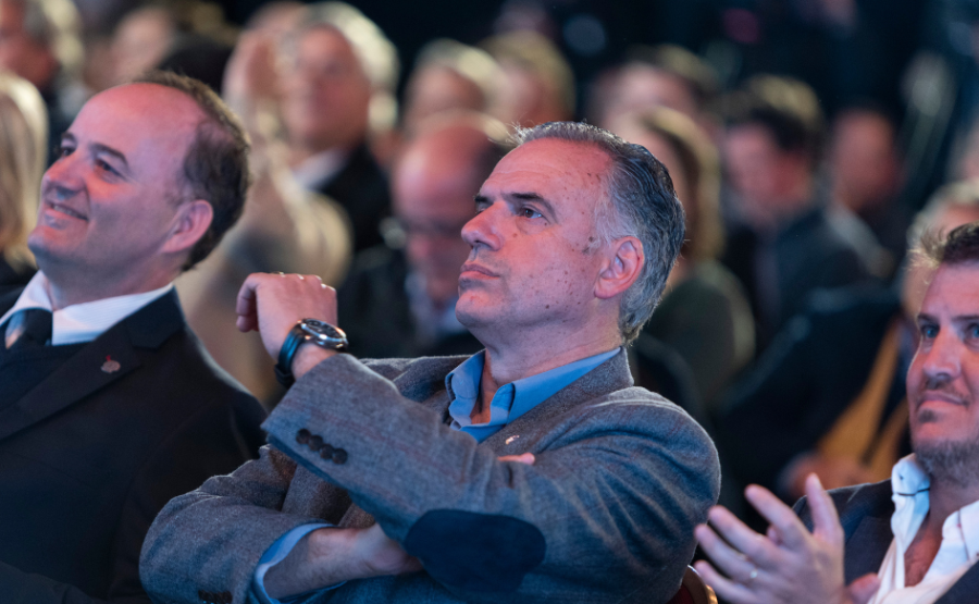 Presidente Yamandú Orsi sentado en primera fila durante la 5° Conferencia Agricultura y Riego, en la Expo Prado 2026