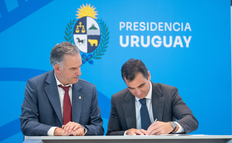 Presidente Yamandú Orsi observa al representante de Solaria mientras firma el acuerdo de la mayor inversión en la histor