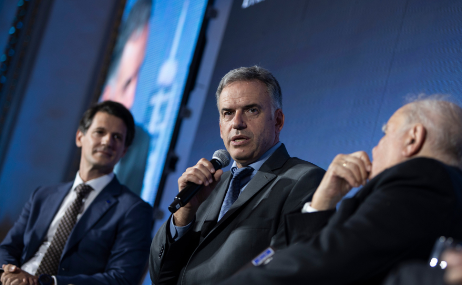 Presidente Yamandú Orsi habla, sentado, con micrófono en mano, en el cierre del Foro Uruguay-Unión Europea. A su lado, l