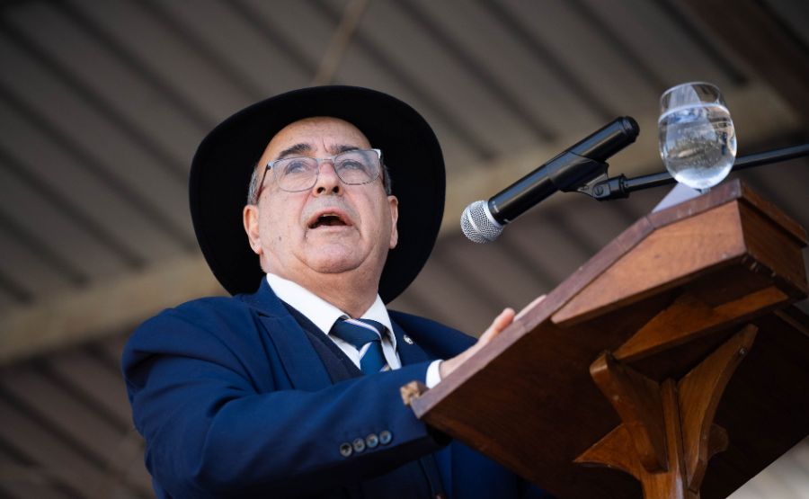 Ministro de Ganadería, Alfredo Fratti, habla en el palco durante el cierre de la Expo Prado 2026