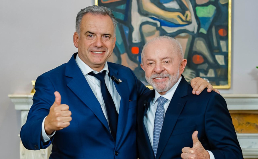 Presidente Yamandú Orsi abrazado con su par brasileño, Luiz Inácio Lula da Silva, tras mantener una reunión bilateral en