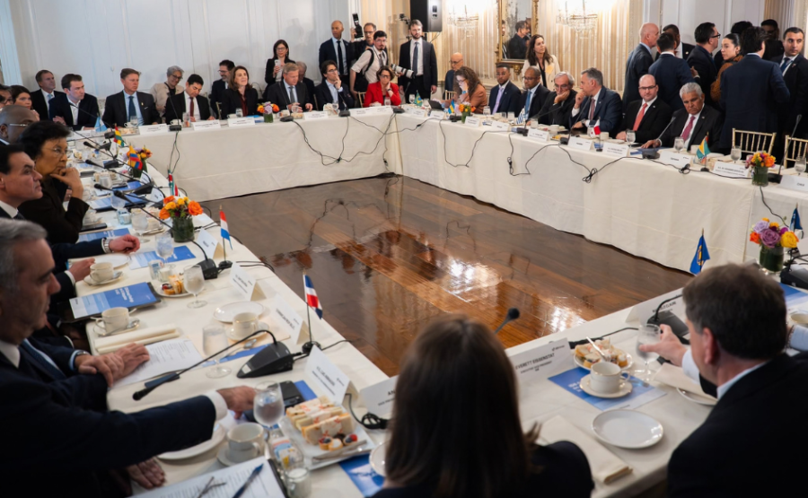 Presidente Yamandú Orsi junto a otros mandatarios y referentes de la región durante el Diálogo Presidencial sobre Intel