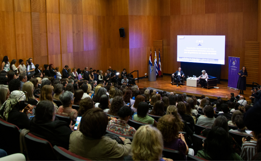 Público presencia presentación de la directora de Inmujeres, Mónica Xavier