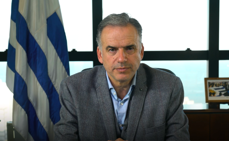 Presidente Orsi habla a la cámara, sentado en su escritorio. Detrás, el pabellón nacional