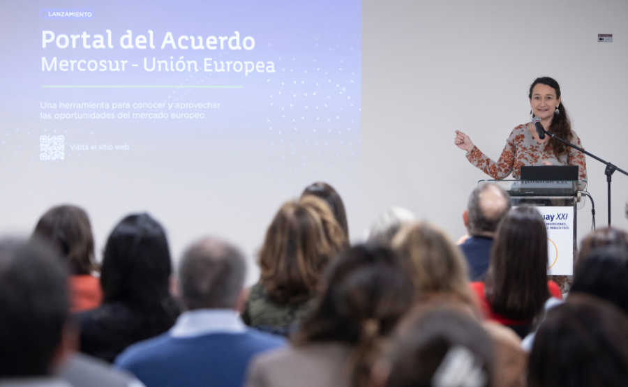 Subsecretaria de Relaciones Exteriores, Valeria Csukasi, presenta, de pie y detrás de un atril, el portal Mercosur - Uni