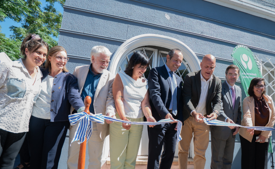 Intendente de Canelones, Francisco Legnani, corta la cinta frente al centro de atención a mujeres y personas de género d