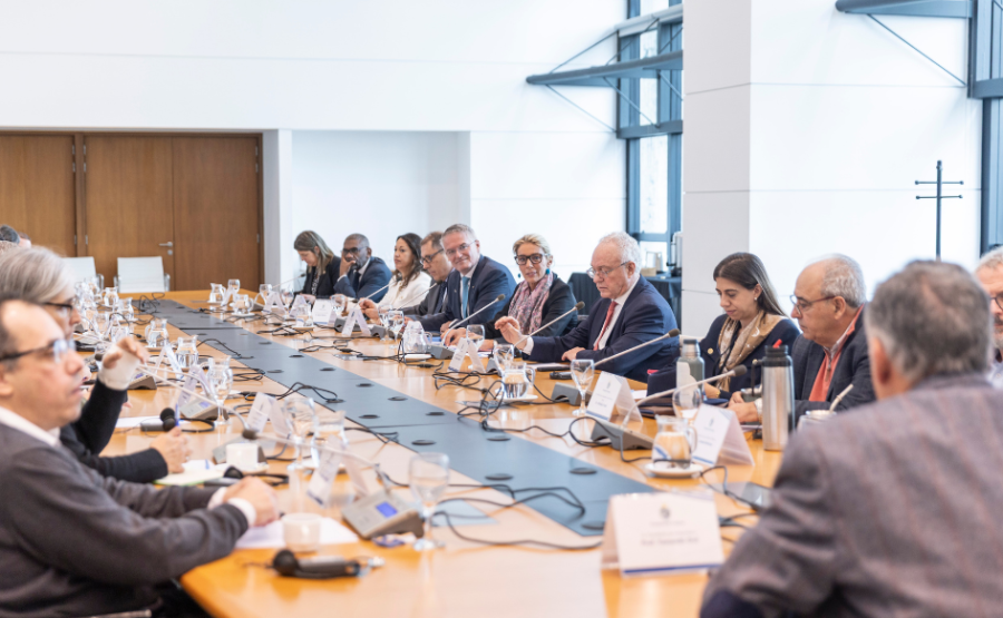 Presidente Yamandú Orsi sentado en la cabecera de la mesa de la sala de sesiones del Consejo de Ministros, junto a integ
