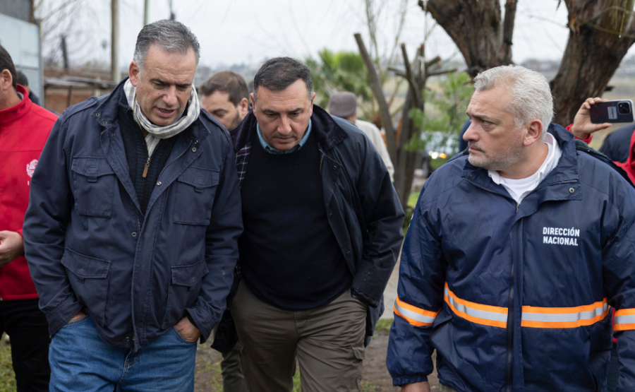Presidente Yamandú Orsi recorre zonas de Salto afectadas por el temporal, junto al intendente Carlos Albisu y el directo