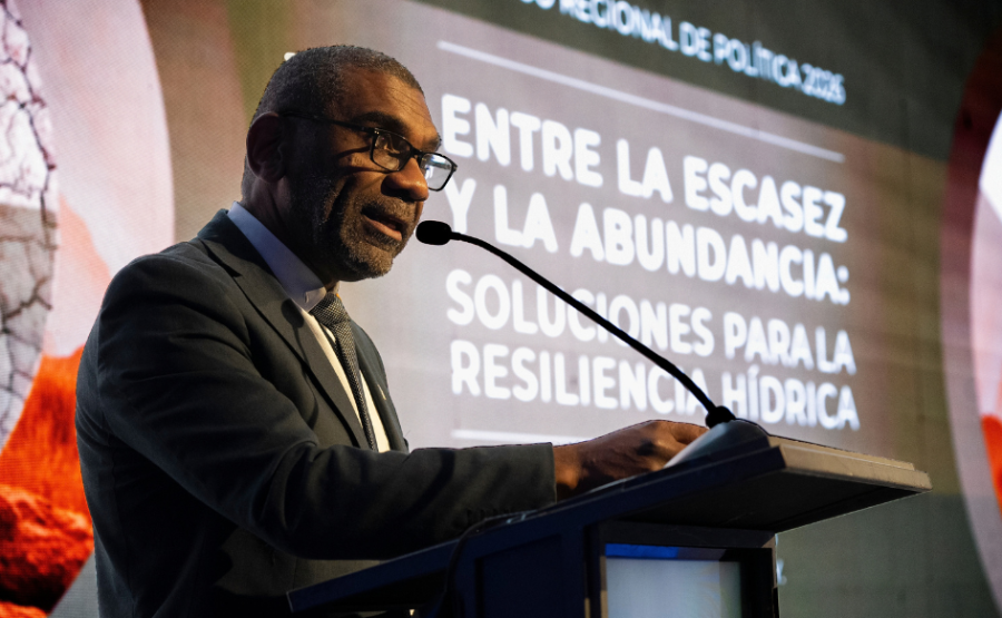 Ministro de Ambiente, Edgardo Ortuño, expone detrás de un atril en el Diálogo Regional de Agua y Saneamiento 2026. Detrá